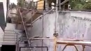 Вот так нужно работать с перфоратором