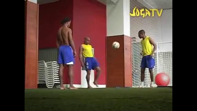Команда сборной Бразилии зажигает финтами
