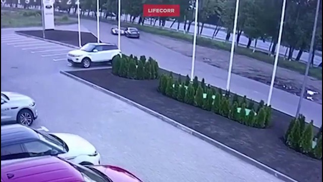 В Ростове на Дону сотрудник автосалона разбил Porsche