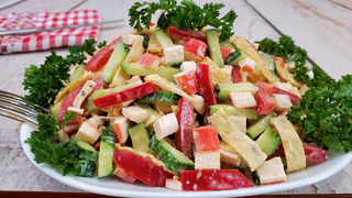 Салат с крабовыми палочками и яичными блинчиками – удачное сочетание вкусов