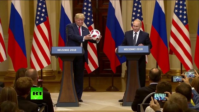 От президента президенту: Путин подарил Трампу футбольный мяч