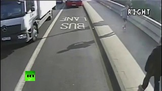 В Лондоне бегун толкнул женщину под автобус — водитель успел среагировать