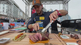 В Буэнос-Айресе мастера гриля жарят мясо и соперничают за звание лучшего