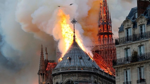 Огонь над Парижем: вслед за шпилем у Нотр-Дам-де-Пари обрушилась крыша – Россия 24