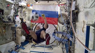 Российские космонавты поиграли в футбол на МКС