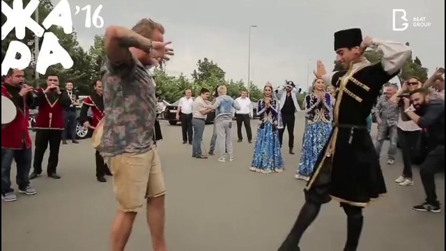 Звезд российской эстрады встретили азербайджанскими танцами(Baku Jara)