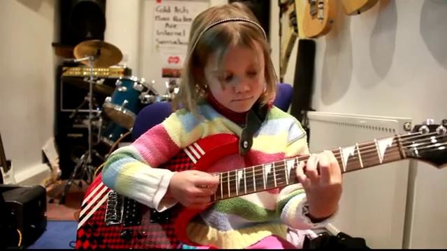 7-летняя девочка играет Guns N’ Roses – Sweet Child O’ Mine