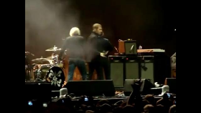 Фанат напал на Ноэля Галлехера во время концерта Oasis