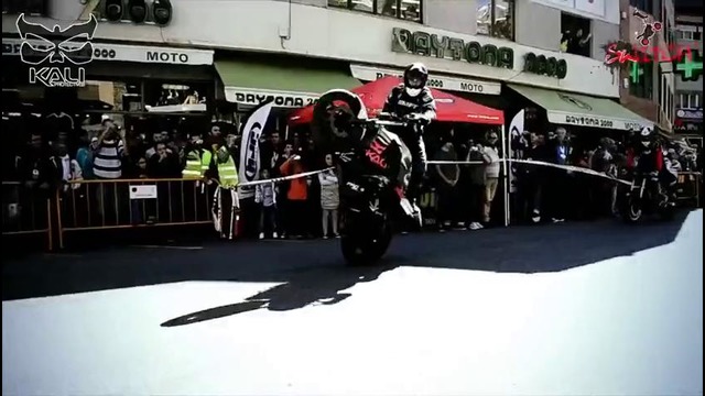 Трюки на мотоциклах французской команды