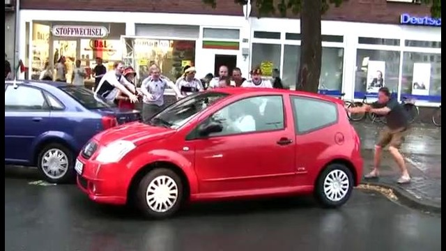 Немецкие фанаты помогают девушке припарковаться