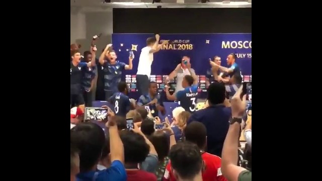 Игроки сборной Франции празднуют победу