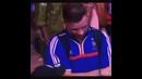 Юный Португальский болельщик утешает взрослого болельщика французов