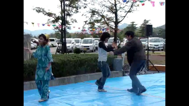 Под узбекскую песню танцуют в Японии