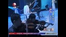 Парень играет на пианино без рук и поет