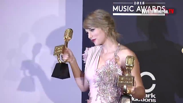 Taylor Swift shows off her Awards Backstage at 2018 Billboard Music Awards