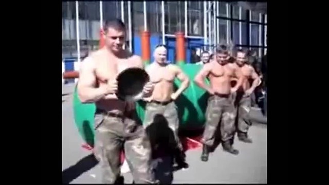 Русский десантник готовит рулет из сковородки