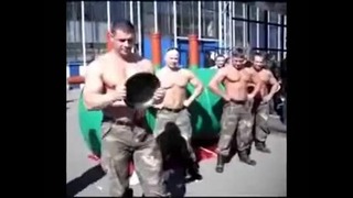 Русский десантник готовит рулет из сковородки