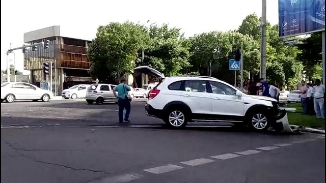 Столкновение автомобилей на перекрёстке возле "Госпитального" рынка