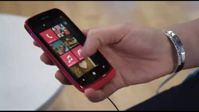 MWC 2012: Nokia Lumia 610 красного (magenta) цвета