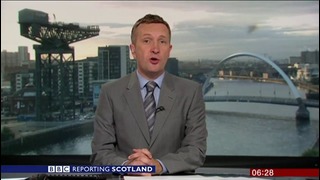 «Giant» spider photobombs BBC Scotland news – BBC News