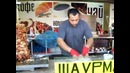 Мастер шаурмы за работой