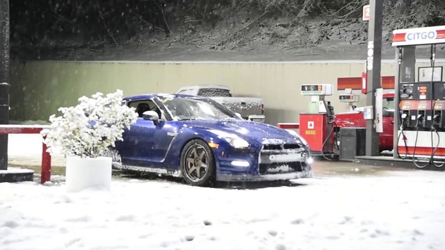 Nissan GTR R35 от Forged Performance катается по снегу