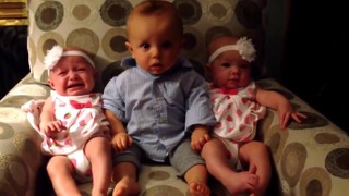 Реакция малыша, когда впервые он увидел двух близняшек