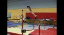 Неудача девушки на перекладине