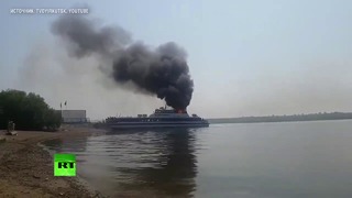 Видеокадры пожара на теплоходе в Иркутске