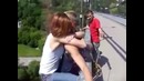 Парень обнял девушку и прыгнул с моста