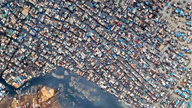Как 250 тысяч человек живут на сточных водах? Самая большая плавучая трущоба Африки – Макоко