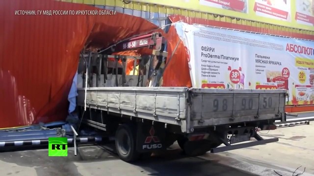 Видео с камер наблюдения: в Иркутске грузовик въехал в супермаркет