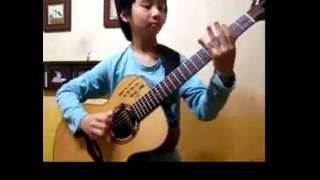 Маленький мальчик круто на гитаре играет