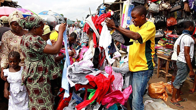 Как вся поношенная одежда мира поступает на рынок Кантаманто в Гане | Мировые отходы – в доходы