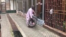 Парень перерабатывает мусор в алюминий и продаёт его