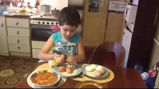 Прикол, мама попросила сына почистить яйца