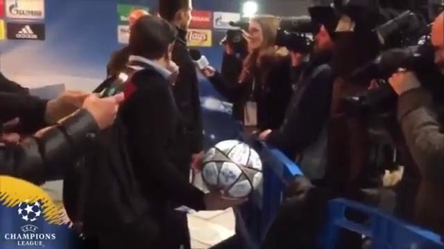 Криштиану Роналду забрал себе мяч после матча с Вольфсбургом
