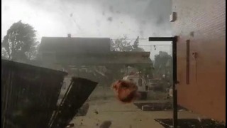 Американец снял торнадо, оказавшись в его эпицентре