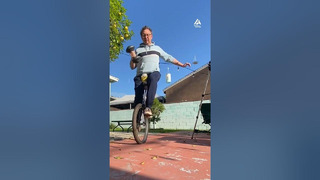 Man Does Impressive Workout While Juggling