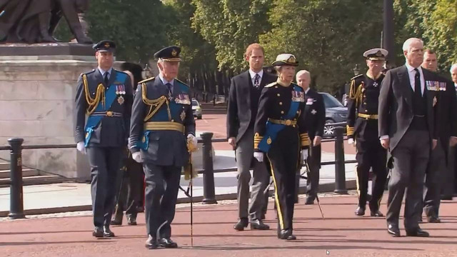 Гроб с телом королевы навсегда покинул Букингемский дворец. В Лондоне прошел прощальный марш