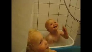 Папаша купает двух смешных малышей