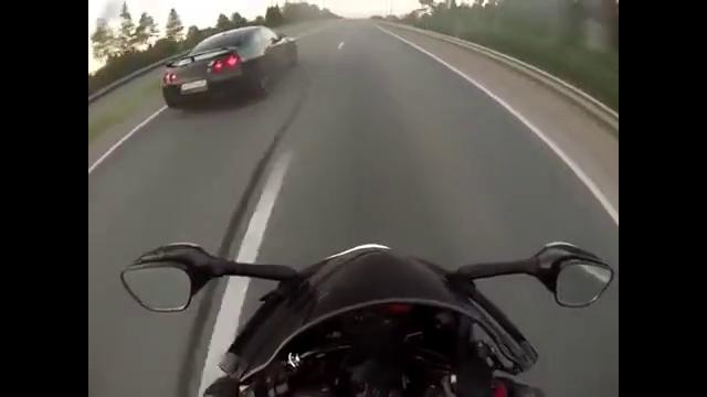 Nissan GTR против мотоцикла Yamaha R1