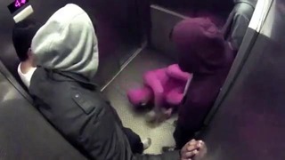 Просто розовый чувак в лифте