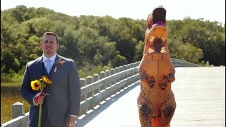 Невеста пришла на свадьбу в костюме динозавра