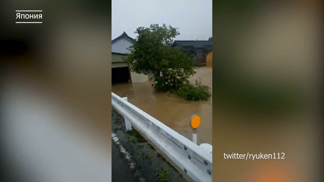 Красный код: дожди и наводнение в Японии сегодня: Под воду ушли города, дороги, мосты, машины