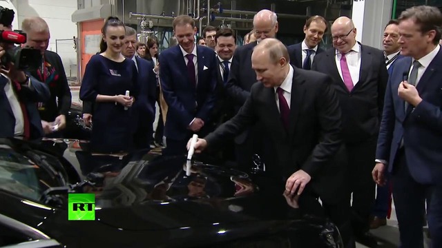 Автограф на капоте Путин приехал на своём Aurus на завод Mercedes