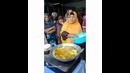 Приготовление выпечки на базаре и кипящее масло