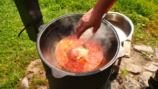 Томатный суп подлива с говядиной и сухариками в казане