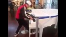 Парень в аэропорту проходил мимо рояля и решил сыграть