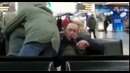 Молодая пара прикололась над спящим